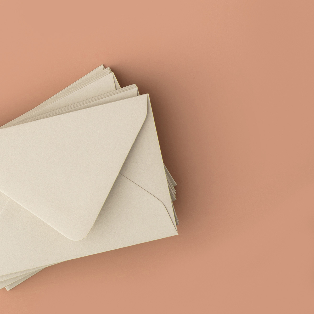 En färgglad bild på en hög med kuvert som symboliserar många mail i en automatiserad mailsekvens till en maillista