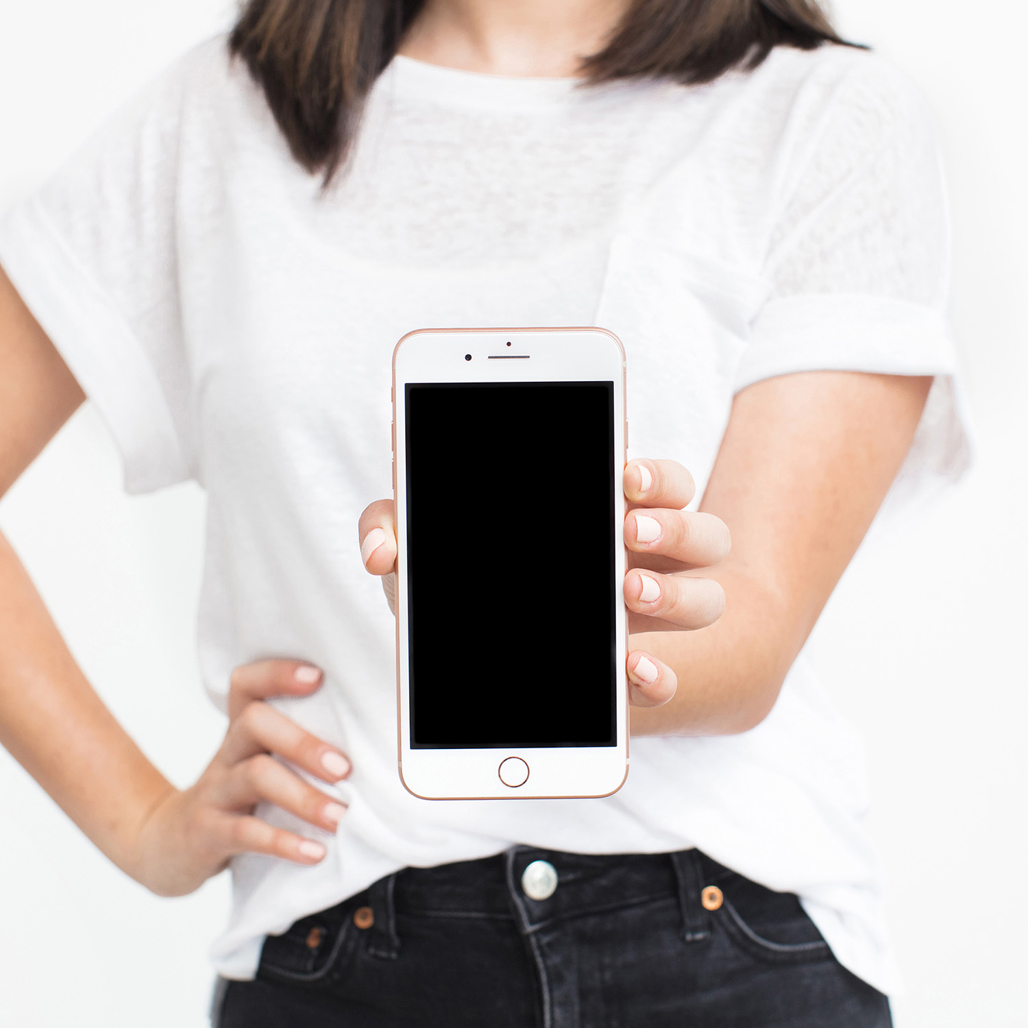 En kvinna som håller fram en mobiltelefon för att visa sin nylanserade digitala produkt