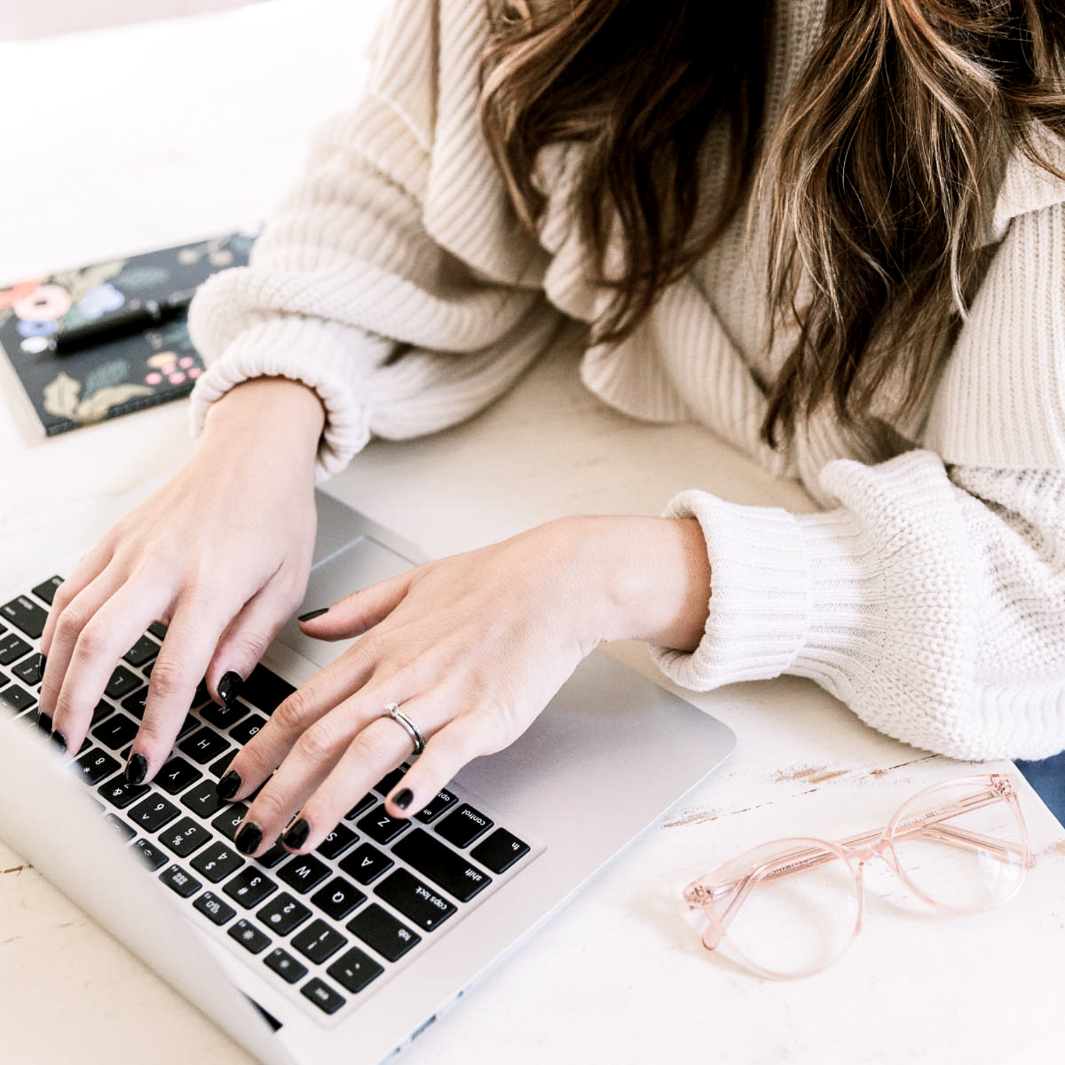 En kvinna som jobbar med sin hemsida på sin laptop