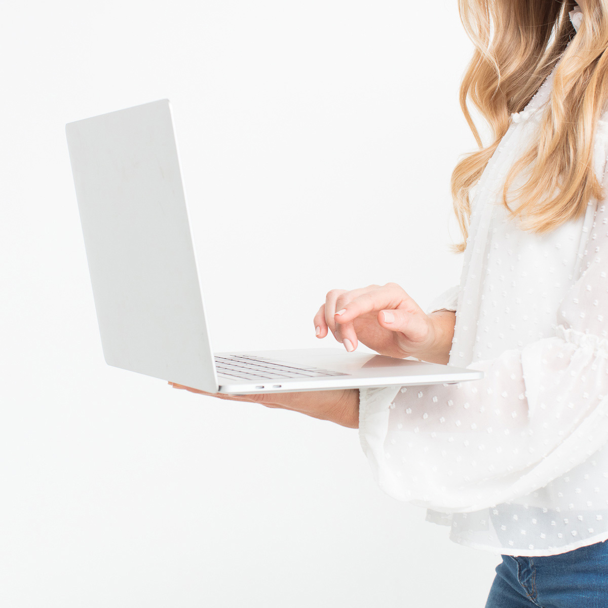En kvinnlig entreprenör som står och jobbar på sin laptop för att skapa en automatiserad säljfunnel
