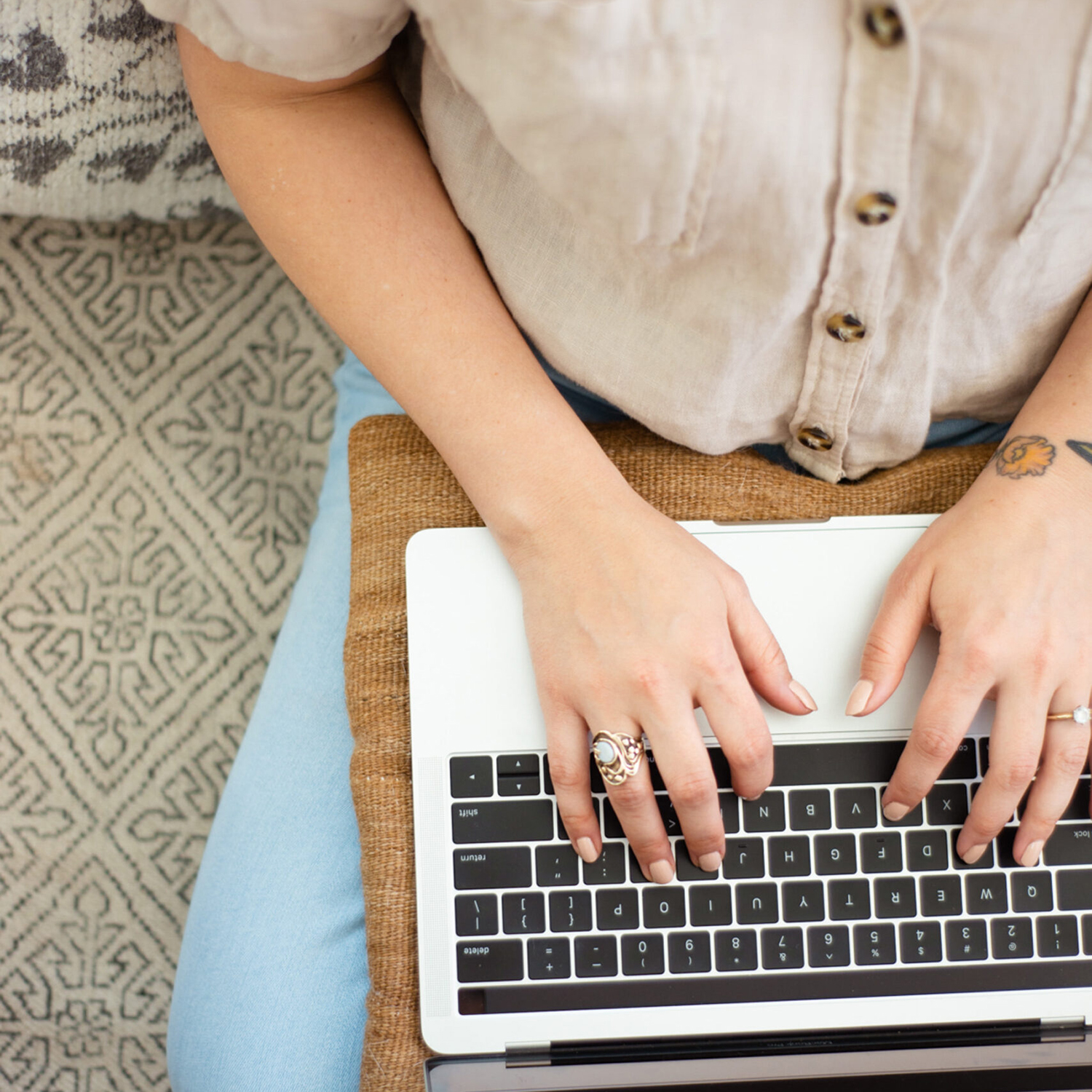 En kvinna med laptop som jobbar med sin digitala produkt för att skapa passiv inkomst
